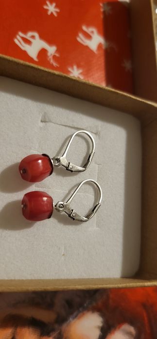 Srebrne kolczyki baryłki z koralem starym