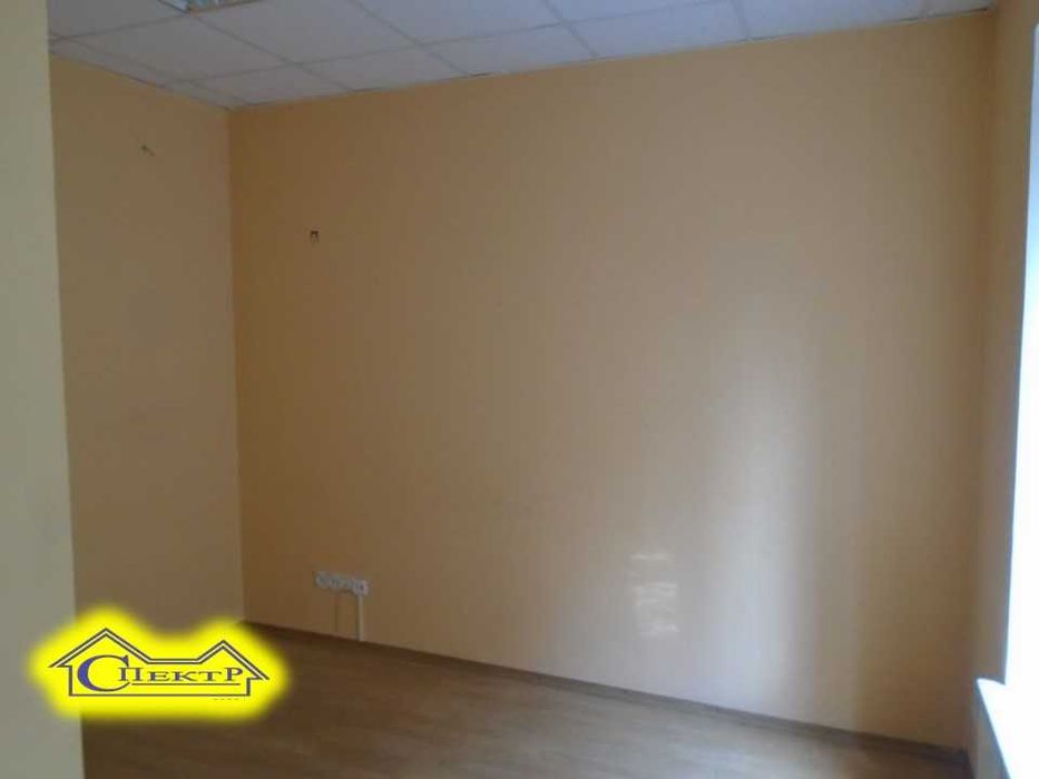 82 кв.м.  вул. Леніна(Свято-Миколаївська), 5 кабінетів .