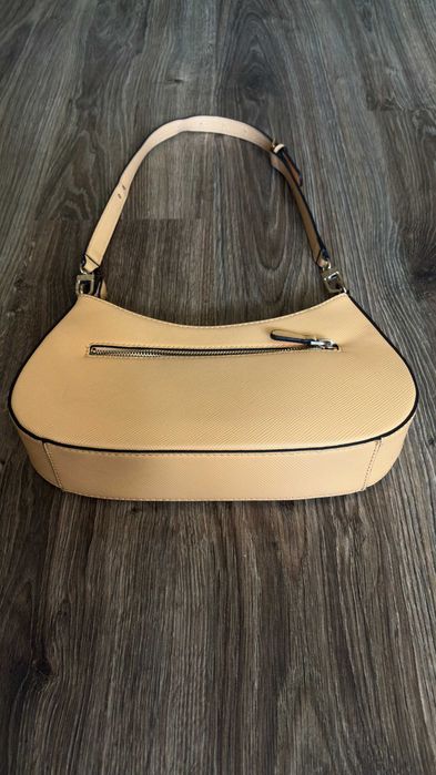Продаю жіночу сумку Guess