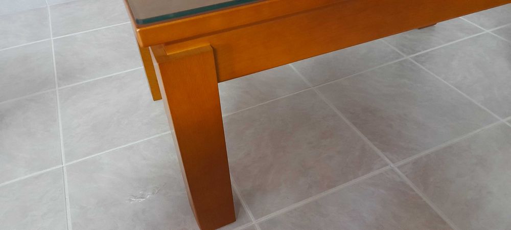 Mesa em madeira com vidro