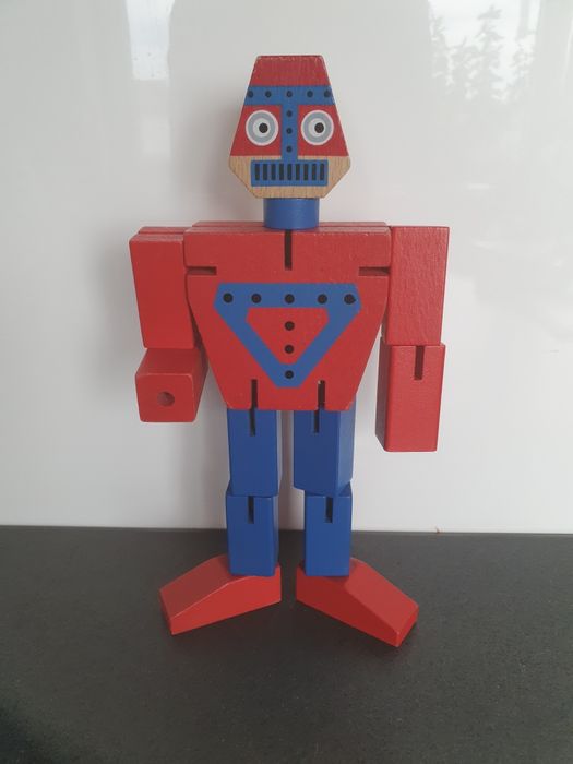 Robot dla dzieci , wykonany z drewna