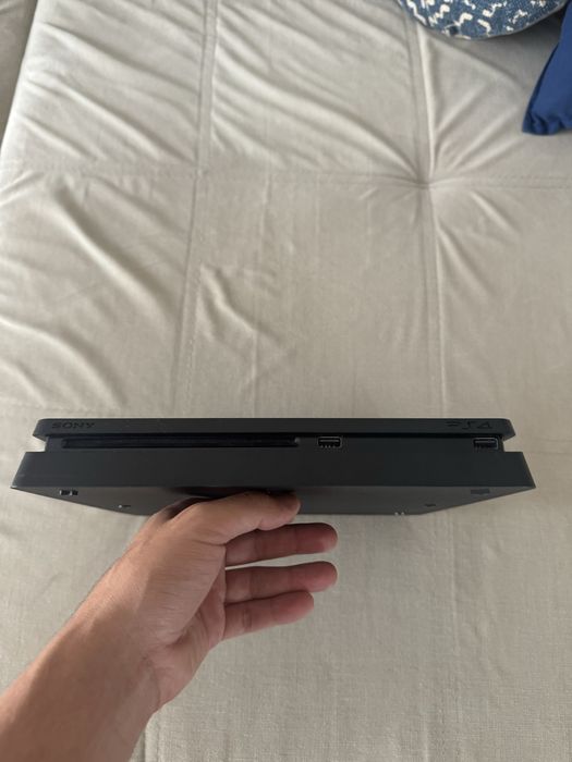 Ps4 500GB usada, mas sem sinais de uso