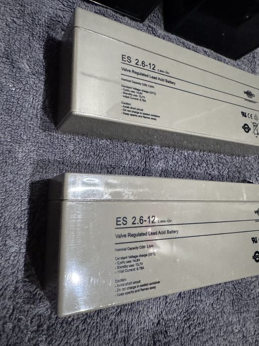 Akumlatory 4 sztuki, uszkodzone.