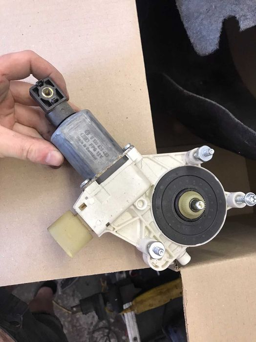 0130822403 Мотор Склопідйомника Правий BMW E90, E92 і тд