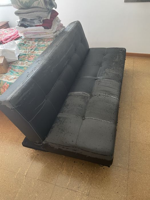 Sofá-cama preto (estrutura funcional / para estofar ou colocar capa)
