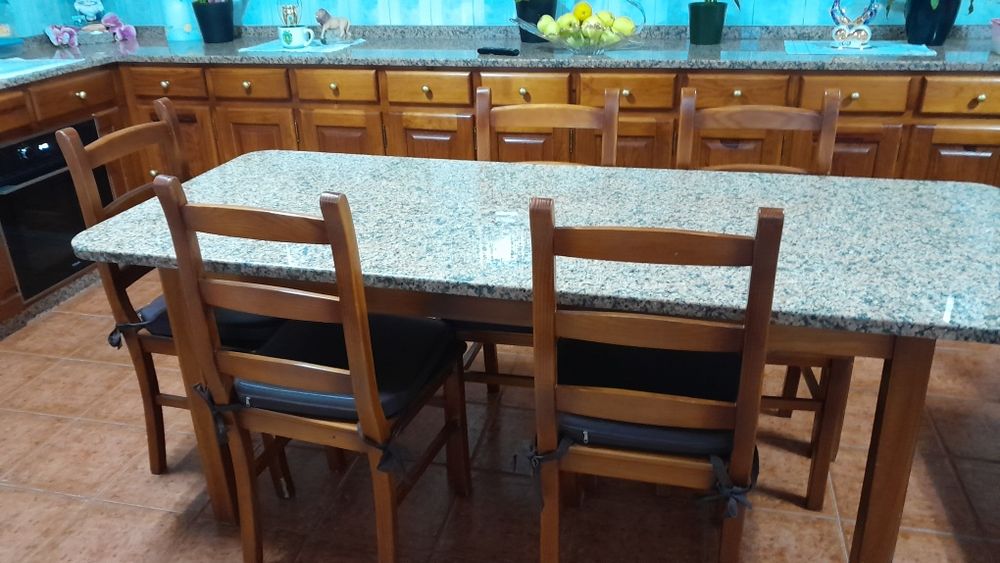 Mesa com 6 cadeiras