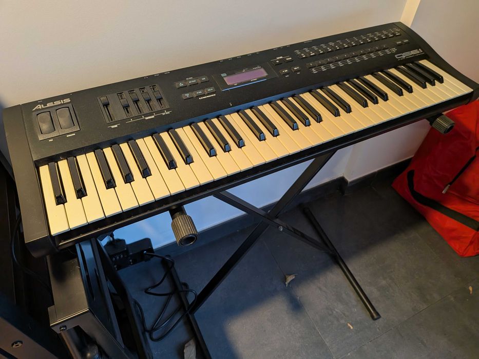 Sintetizador Alesis QS 6.1  (+ QCARDS extra - Eurodance, Classical)