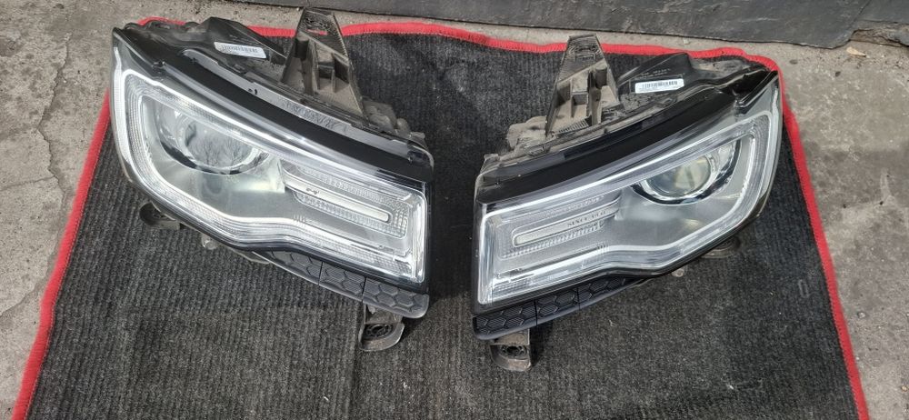 Lampa przod  Grand cherokee WK2  BI -Xenon skrętny 55112912AB 68111035AG