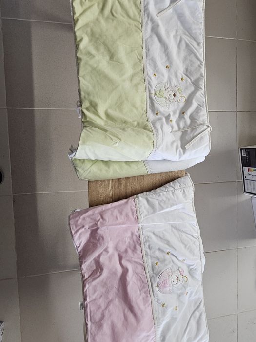 Berço ikea com lençóis e protetores