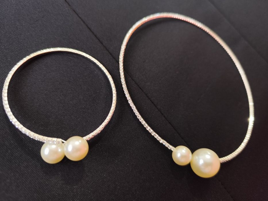 Conjunto de colar e pulseira com pérolas e brilhos