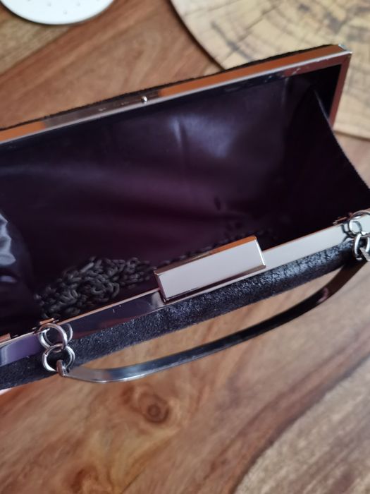 Elegancka torebka z łańcuszkiem