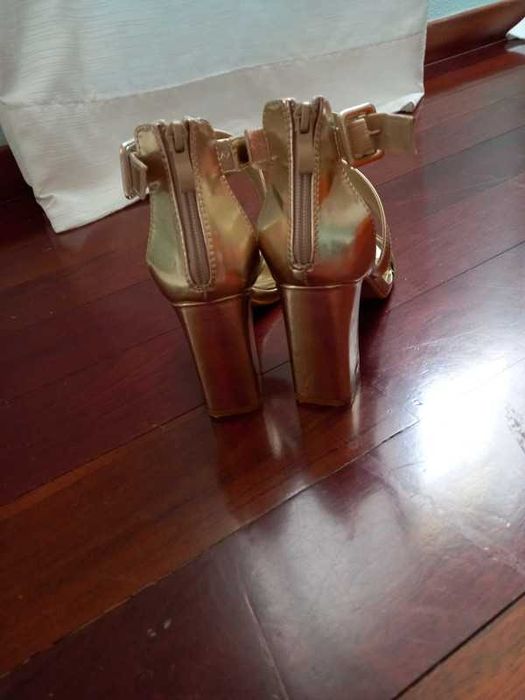 Sapato de salto dourado