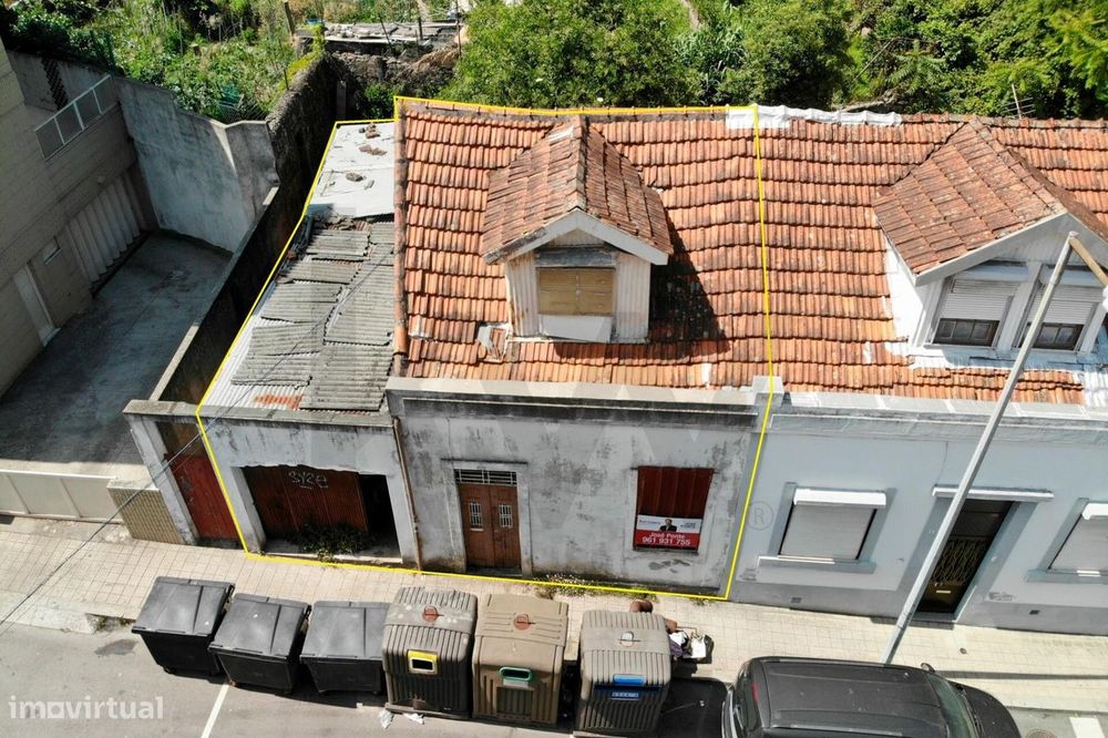 Moradia T2 com garagem e terraço em S. Roque  para remodelar