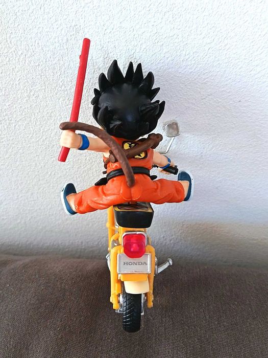 Mini Goku a brincar em uma motocicleta