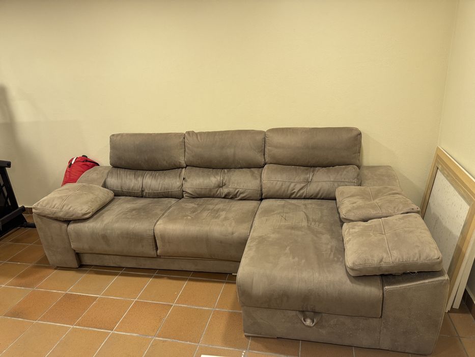 Sofa grande com castanho aveludado.