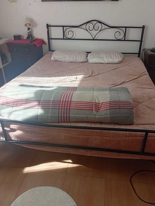 Quarto casal cama e cômoda