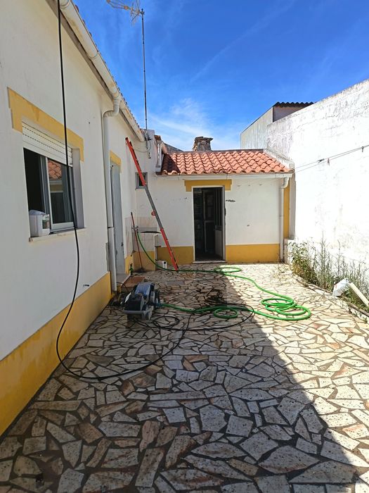 Alugo quartos em casa térrea com quintal