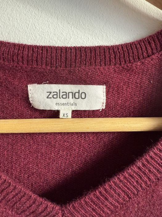 Burgundowy czerwony sweter kaszmirowy
