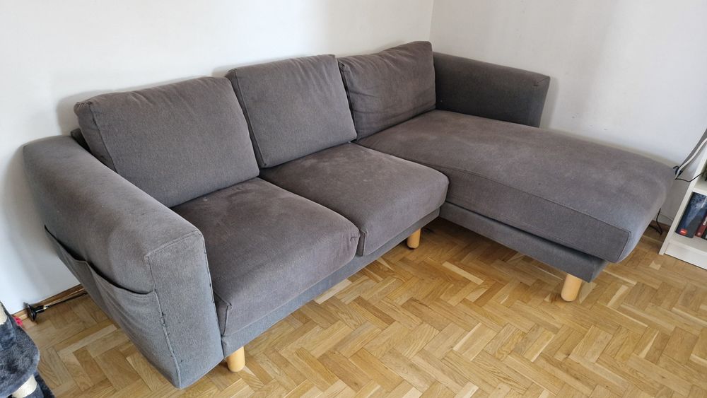 Sofa  3 osobowa z szezlągiem z IKEI NORSBORG.  Godna uwagi.