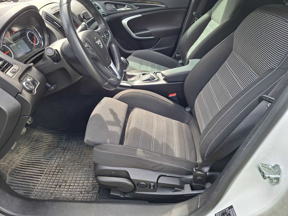 samochód osobowy opel insignia country tourer