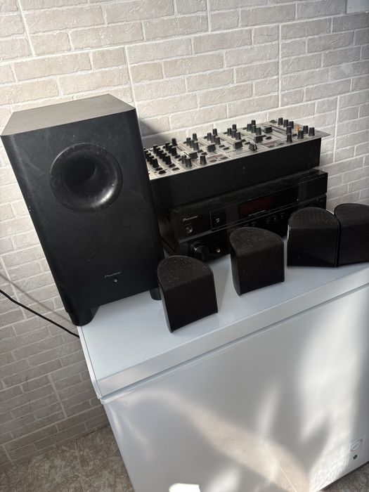 Radio antigo  e cincos colunas e um subufer
