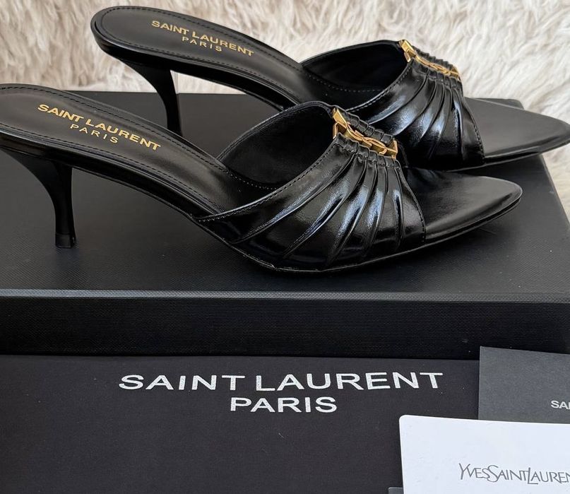 Трендові мюлі, шльопанці Yves Saint Laurent на підборах