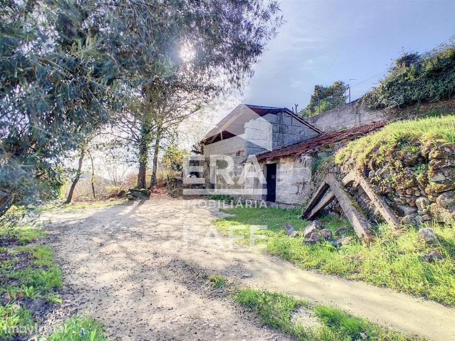 Moradia com ruína em Moreira do Rei