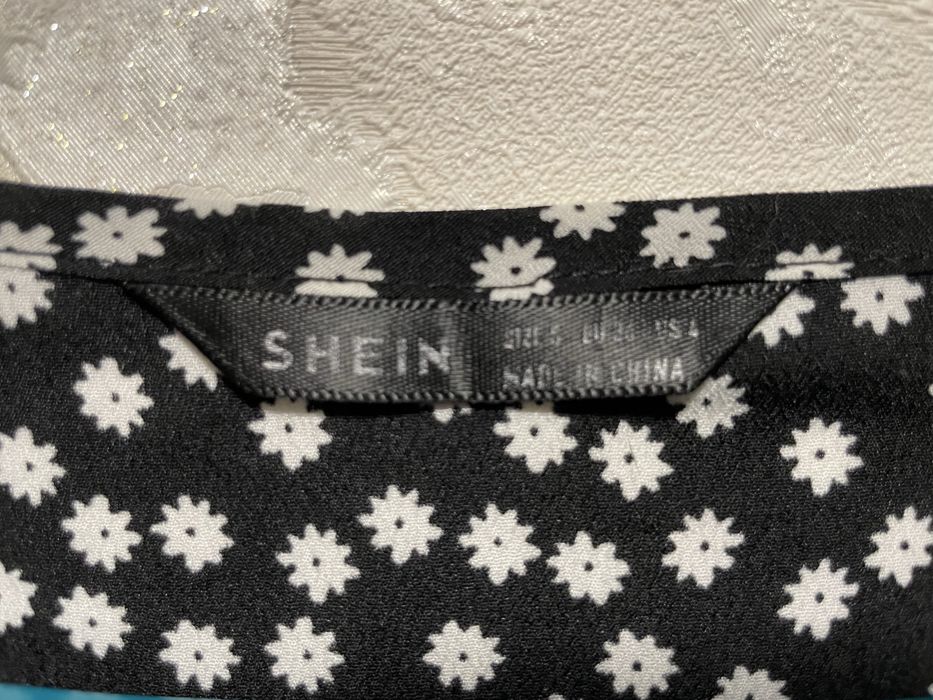 Чорна сукня в ромашку