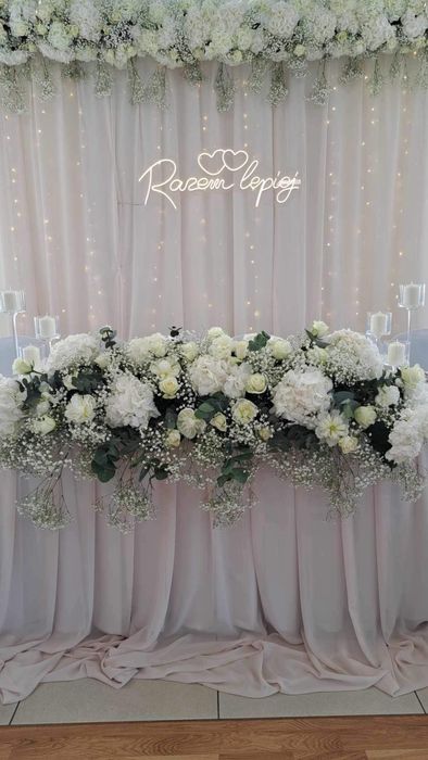 Napis love / miłość , ciężki dym , neon , balon z helem