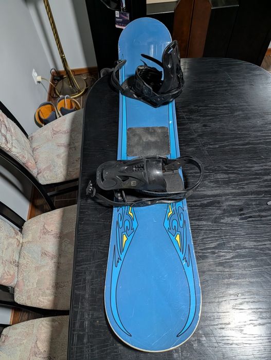 Deska snowboardowa z wiązaniami