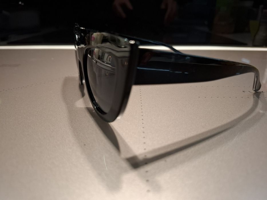 Czarne okulary przeciwsłoneczne damskie