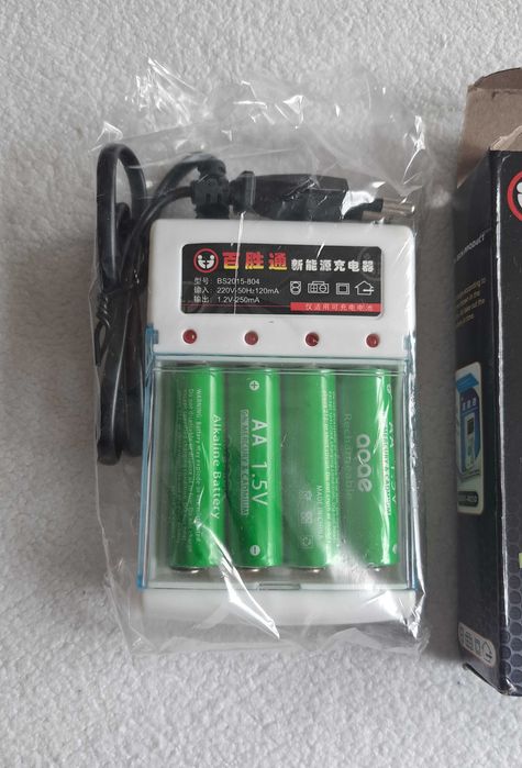 Carregador Rápido de Pilhas Recarregáveis + 4 Pilhas - Novo
