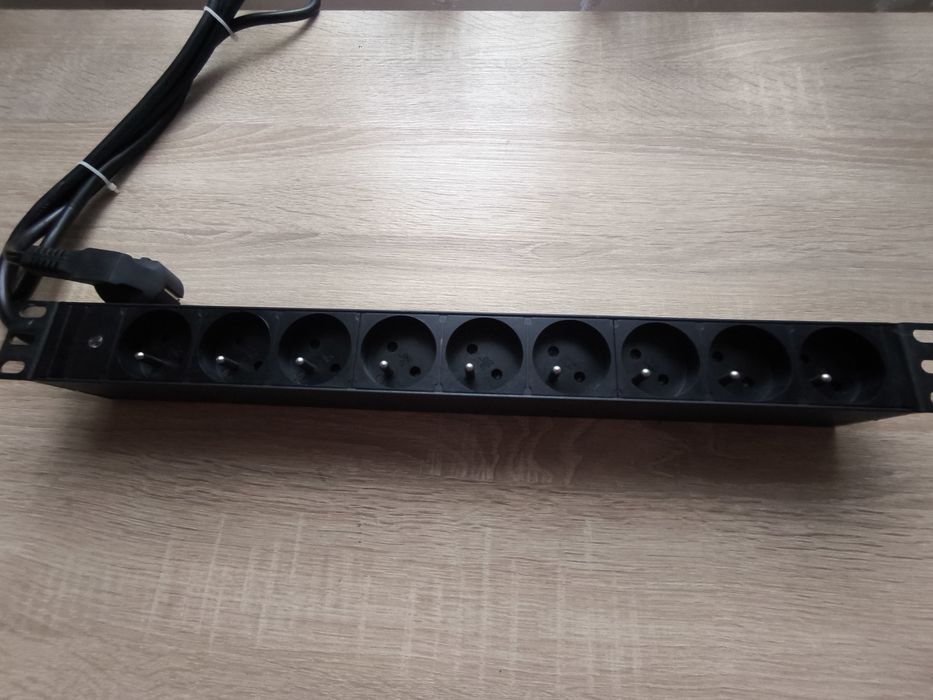 Listwa zasilająca PDU do szaf rackowych, 9 gniazd, bez wyłącznika