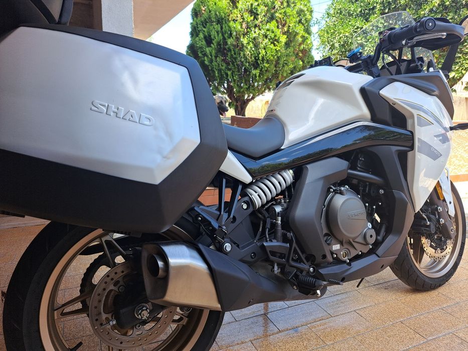 CF Moto 650 GT com malas e top case