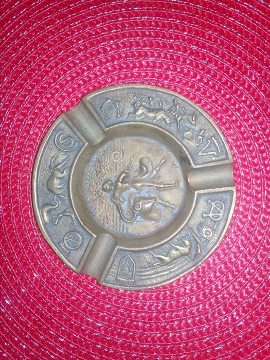 Cinzeiro antigo em bronze. Motivos tauromáquicos em relevo.