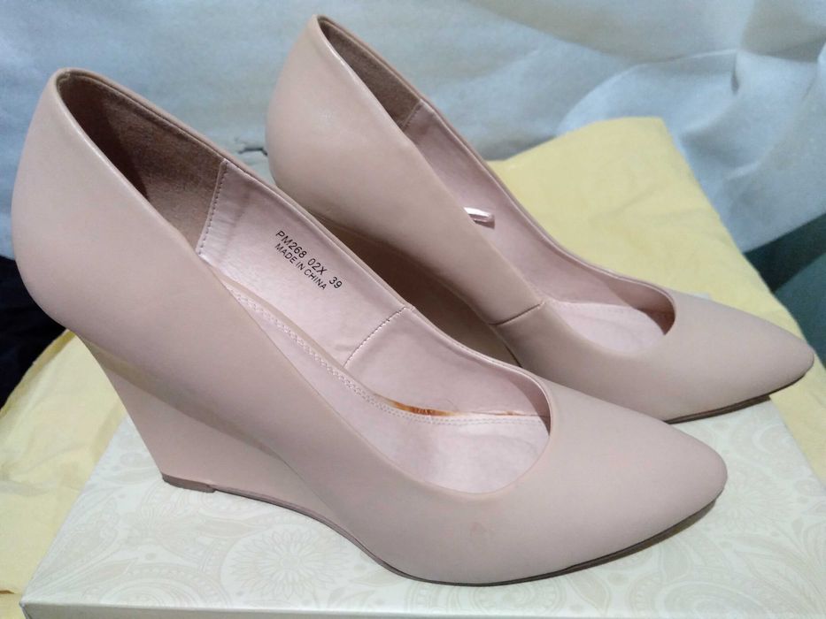Buty na koturnie r. 38 beżowe Mohito