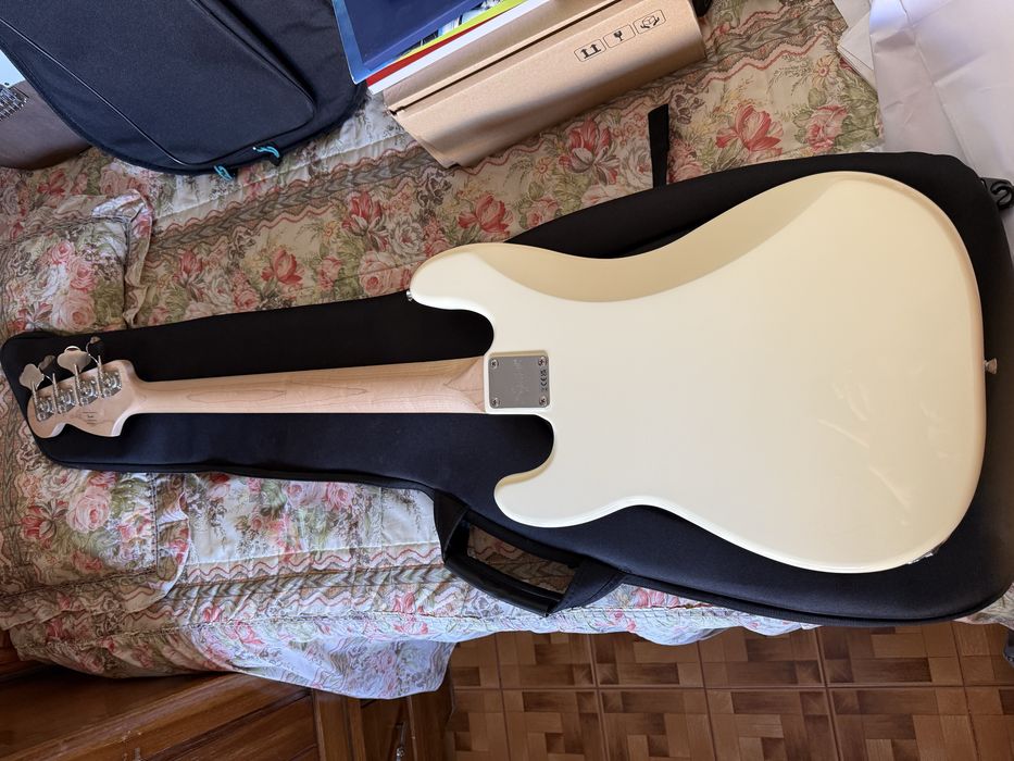 Squier Affinity Precision Bass com EMG Geezer Butler