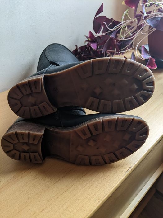 Продам женкие кожаные сапожки. Производство Швеция.Дешево.