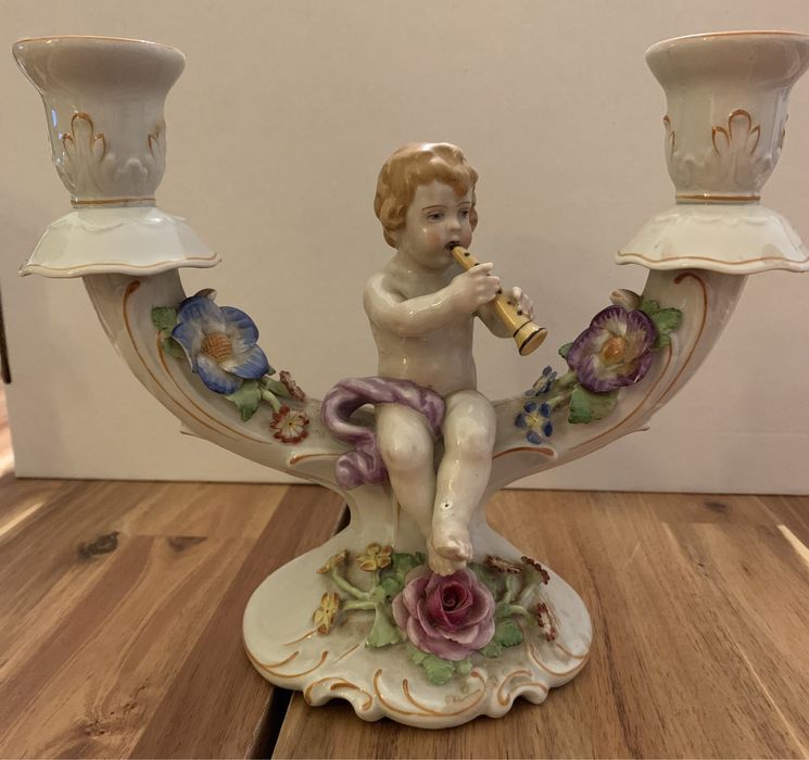 Conjunto de centro de mesa e 2 castiçais em porcelana de origem alemã