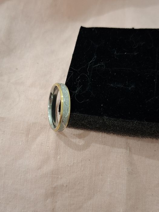 Conjunto de anel Aliança e solitário 2 tons em Aço novos
Dourado e prateado 
Tamanho 8