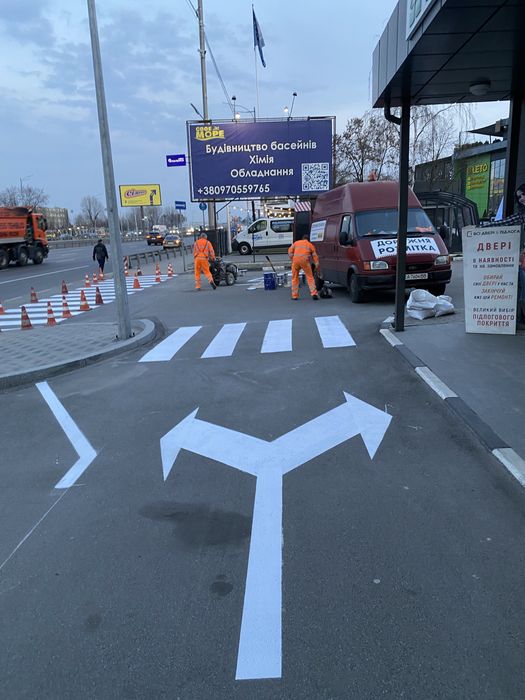 Дорожння розмітка. Нанесеня розмітки для парковки. Різмітка стоянки