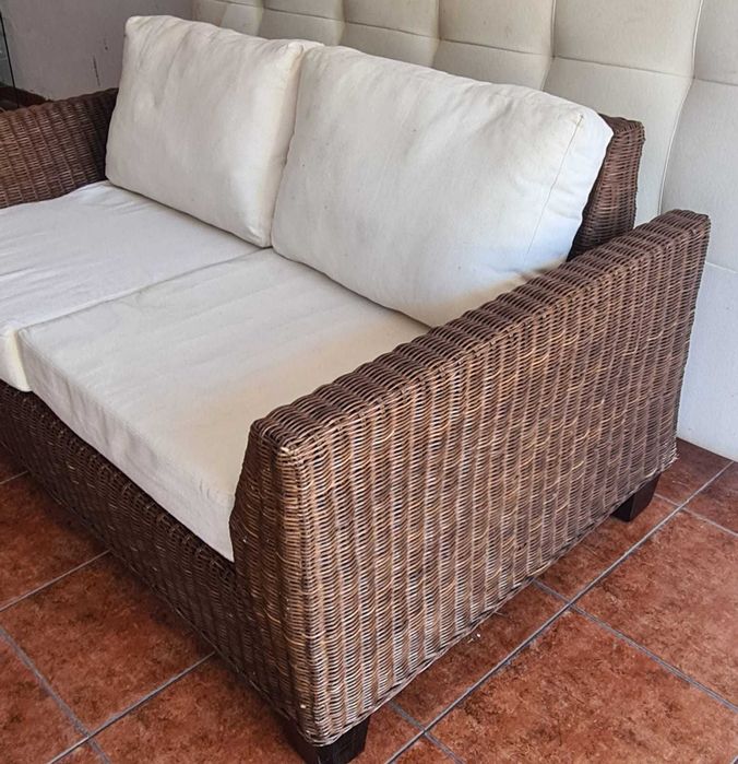 Sofá em vime com 2 almofadas em tecido cru