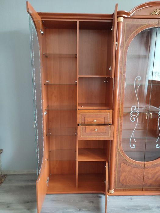 Італійський сервант вітрина