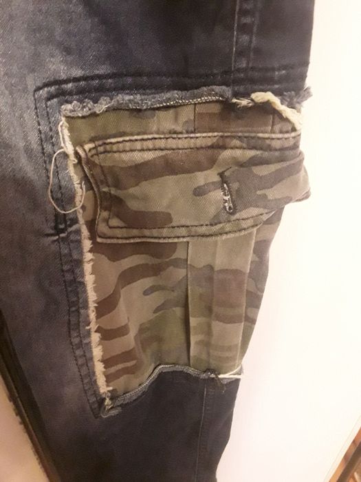 Spodnie jensowe bojówki  na gumce naszywki moro