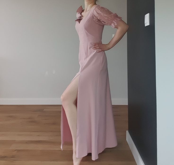 Różowa sukienka na wesele z rozcięciem