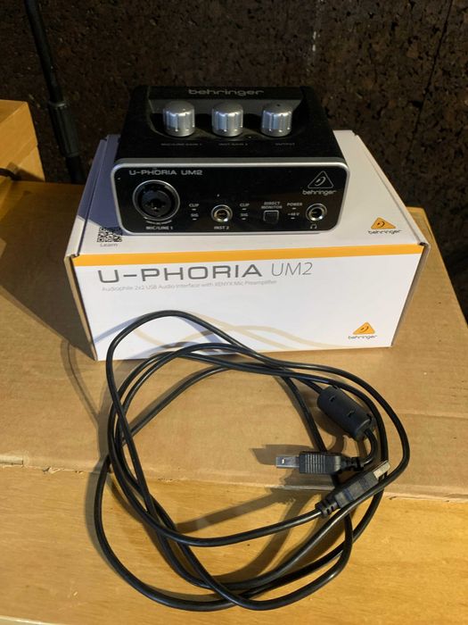 Interface Áudio Behringer U-Phoria UM2 USB – com caixa + cabo