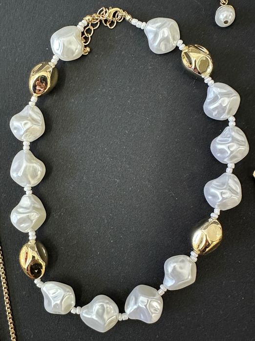 Colar / Gargantilha Branco / Dourado