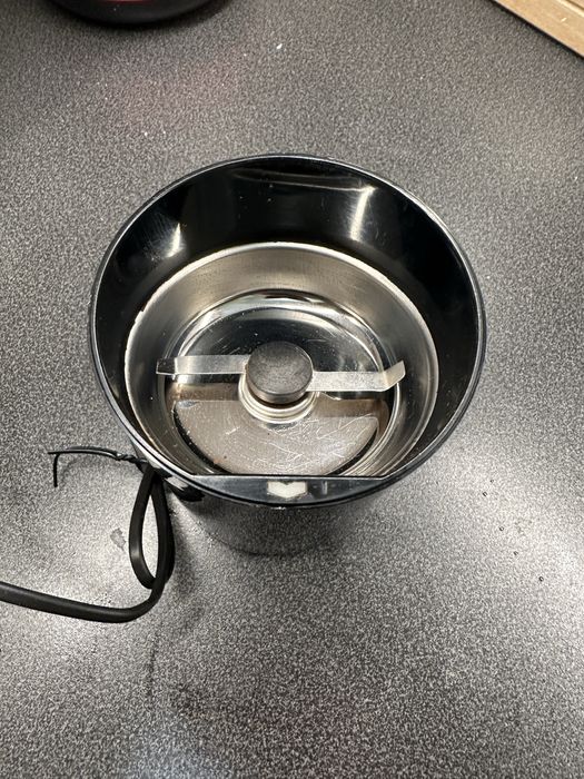 Ciśnieniwy ekspres do kawy De’Longhi w zestawie