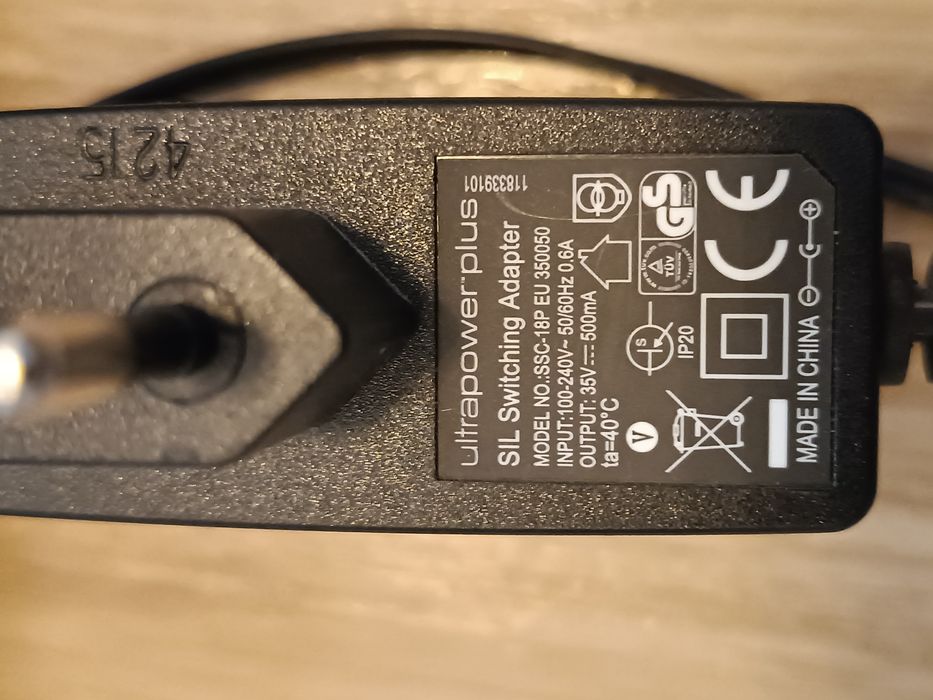 _._ Odkurzacz pionowy AEG Ultra Power - stacja ładująca