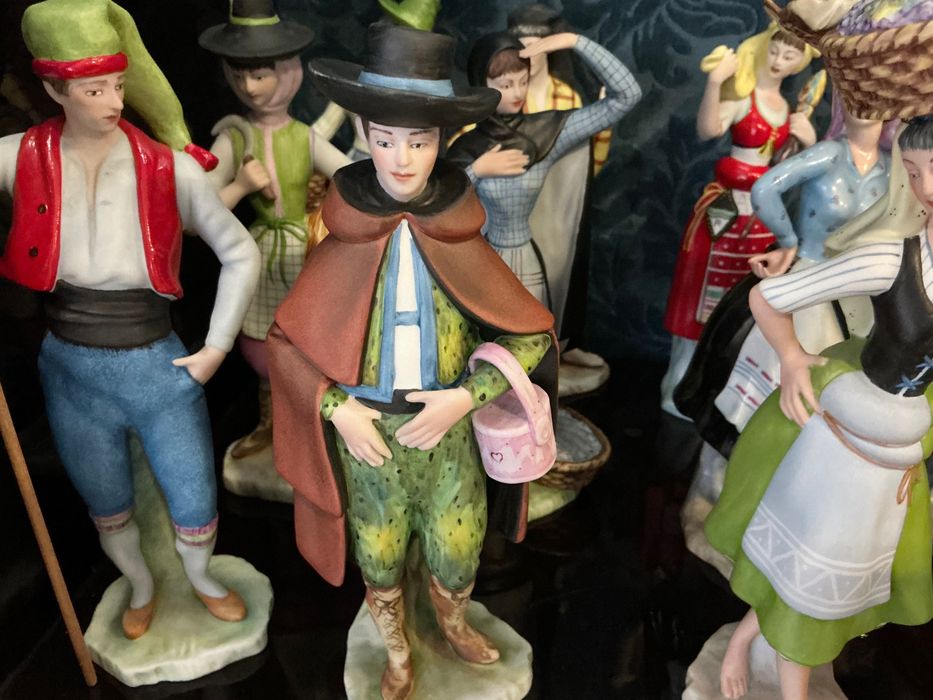 Trajes de Portugal coleção completa 13 peças porcelana pintura manual ,anúncios abaixo